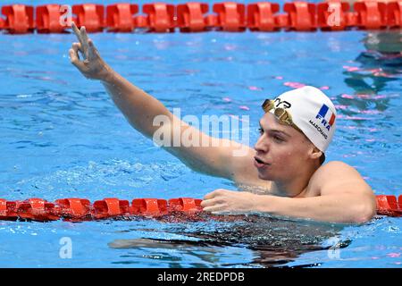 Fukuoka, Japon. 27 juillet 2023. Leon Marchand, de France, célèbre avoir remporté la finale masculine du 200m Medley aux Championnats du monde aquatiques à Fukuoka, Japon, le 27 juillet 2023. Crédit : Xu Chang/Xinhua/Alamy Live News Banque D'Images