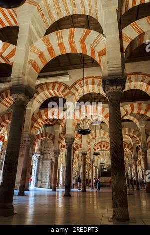 Cordoue, Espagne - mai 25. 2022 : intérieur de la cathédrale de la Mezquita (mosquée) à Cordoue, Andalousie, Espagne. La cathédrale chrétienne construite sur la base o Banque D'Images