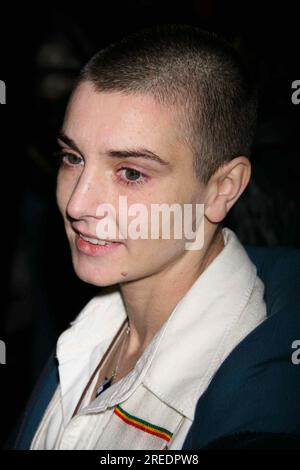 Sinead O'Connor à la porte du spectacle tardif avec David Letterman au Ed Sullivan Theatre de New York le 12 décembre 2005. Crédit photo : Henry McGee/MediaPunch Banque D'Images