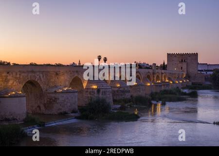 Ancien pont romain sur le fleuve Guadalquivir au crépuscule du matin dans la ville médiévale de Cordoue, Andalousie. Espagne Banque D'Images