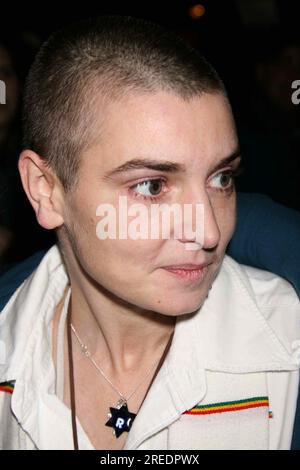 Sinead O'Connor à la porte du spectacle tardif avec David Letterman au Ed Sullivan Theatre de New York le 12 décembre 2005. Crédit photo : Henry McGee/MediaPunch Banque D'Images