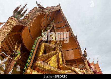 Grande statue de Bouddha dans Wat Tham Sua Tiger Cave Temple , l'un des temples célèbres de Kanchanaburi. Thaïlande Banque D'Images