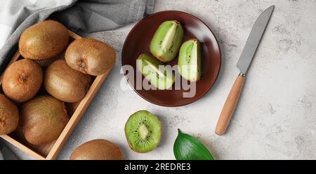 Composition avec des kiwi frais sur fond grunge léger Banque D'Images