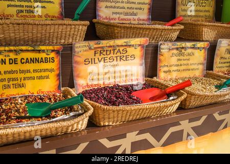 Sortes de tisanes naturelles et sans théine (sin teina) en vente sur le marché du sud de l'Espagne. Banque D'Images