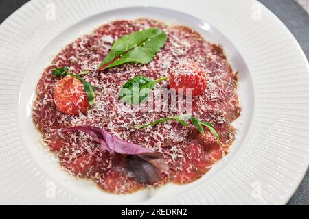 Apéritif de viande sur une assiette blanche. Banque D'Images