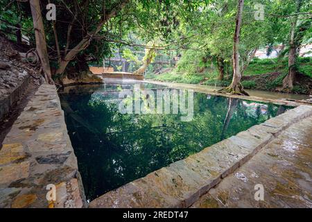 Piscine de radon dans la province de Kanchanaburi, ouest de la Thaïlande Banque D'Images