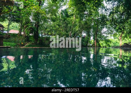 Piscine de radon dans la province de Kanchanaburi, ouest de la Thaïlande Banque D'Images