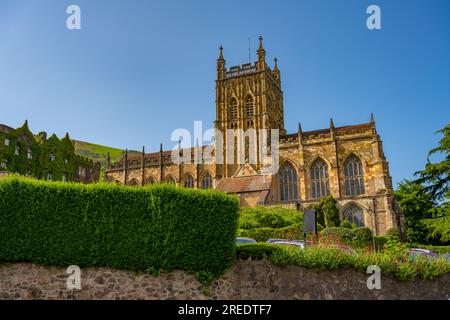 Regardant vers le haut mat l'église du prieuré dans grand Malvern Banque D'Images