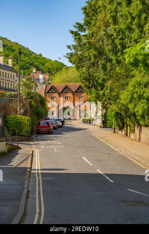 Le musée Malvern dans une maison de garde en briques du 15e siècle. À côté de l'Abbey Hotel Great Malvern Banque D'Images