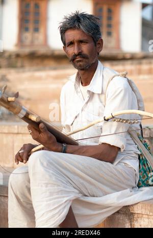 Bhopa musicien jouant le Rawanhathha à Pushkar Banque D'Images