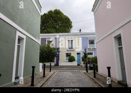 Maisons aux couleurs pastel, Leverton place menant à Leverton Street, Kentish Town, Londres NW5, Angleterre, Royaume-Uni Banque D'Images