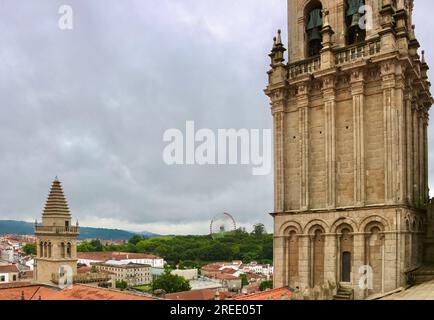 Vue sur le toit de l'une des tours en forme de pyramide de la cathédrale de Santiago avec une grande roue lointaine et clocher Santiago de Compostelle Galice Espagne Banque D'Images