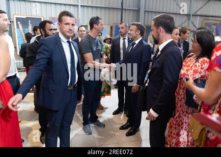 Port Vila, Vanuatu. 27 juillet 2023. Le président français Emmanuel Macron rencontre la communauté française à Port Vila le 27 juillet 2023. Photo de Raphael Lafargue/ABACAPRESS.COM crédit : Abaca Press/Alamy Live News Banque D'Images