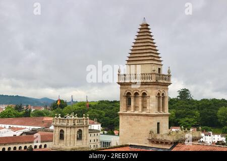 Vue sur le toit de l'une des tours en forme de pyramide de la cathédrale Santiago de Compostelle Galice Espagne Banque D'Images