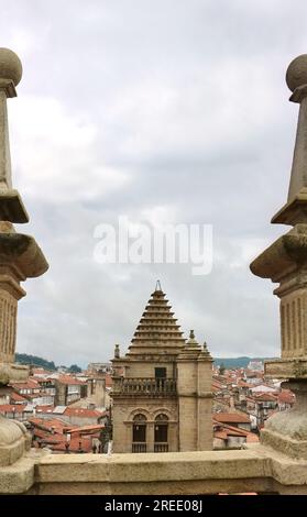 Vue sur le toit de l'une des tours en forme de pyramide de la cathédrale Santiago de Compostelle Galice Espagne Banque D'Images