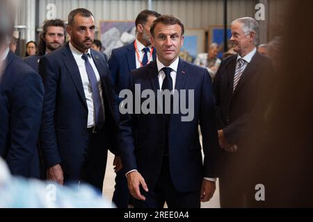 Port Vila, Vanuatu. 27 juillet 2023. Le président français Emmanuel Macron rencontre la communauté française à Port Vila le 27 juillet 2023. Photo de Raphael Lafargue/ABACAPRESS.COM crédit : Abaca Press/Alamy Live News Banque D'Images