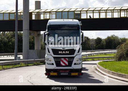 Dijon, France - 15 septembre 2017 : transport routier chargé même cabine de camion (travaux straght), transporteur de voitures, transporteur de voitures, camion lourd. Libre-service Banque D'Images