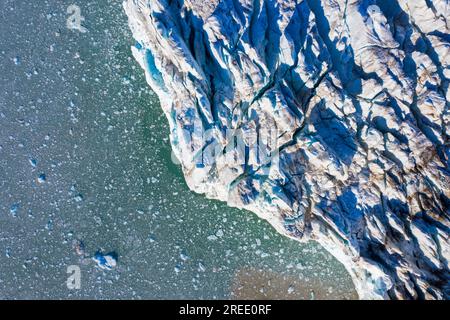 Vue aérienne au-dessus de Fjortende Julibreen / 14 juillet Glacier vêlant dans Krossfjorden et montrant des crevasses, Haakon VII Land, Spitzberg / Svalbard Banque D'Images