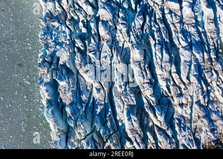 Vue aérienne au-dessus de Fjortende Julibreen / 14 juillet Glacier vêlant dans Krossfjorden et montrant des crevasses, Haakon VII Land, Spitzberg / Svalbard Banque D'Images