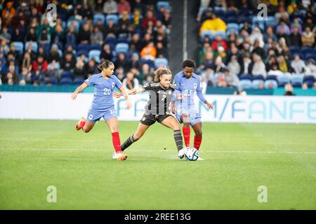 Sydney, Australie. 23 juillet 2023. Solai Washington (2 Jamaïque) tente de conserver le ballon contre les Françaises Vicki Becho (23) et Estelle Cascarino (20) lors du match de coupe du monde féminine FIFA 2023 entre la France et la Jamaïque au stade de football de Sydney.résultat final Jamaïque 0:0 France (photo Patricia Pérez Ferraro/SOPA Images/Sipa USA) crédit : SIPA USA/Alamy Live News Banque D'Images