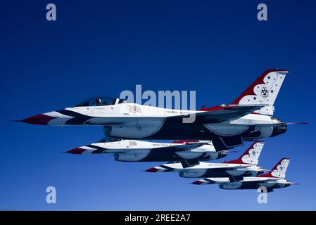 Quatre F-16 Flying Falcon Thunderbirds volent en formation le 30 juillet 2018, dans le ciel du centre-ouest des États-Unis.photo de Airman 1st Class Alan Ricker Banque D'Images