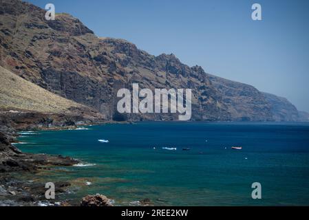 Falaises de Los Gigantes de Punta de Teno, Tenerife, îles Canaries. Acantilados de los Gigantes desde Punta de Teno. Banque D'Images