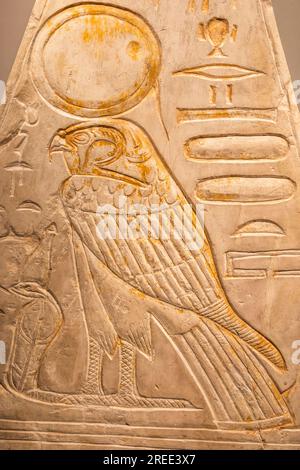 Turin, Italie - Mars 2023: Musée égyptien, Pyramidion avec Horus falcon - 1279 av. J.-C. Banque D'Images