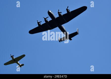 Bombardier Lancaster escorté par un avion de chasse Hurricane ronbridge, Shropshire, Royaume-Uni le 27 mai 2023. Le week-end de la Seconde Guerre mondiale d'Ironbridge Banque D'Images