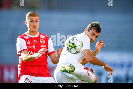 Kalmar, Suède. 27 juillet 2023. Davíd Kristjan Olafsson (G) de Kalmar et David Davidyan de Pyunik en action lors de l'UEFA Europa Conference League, deuxième tour de qualification, première manche, entre Kalmar FF et FC Pyunik au Kalmar Arena (Guldfågeln Arena) de Kalmar, Suède, le 27 juillet 2023. Photo : Patric Soderstrom/TT/Kod 10760 crédit : TT News Agency/Alamy Live News Banque D'Images