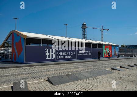 Barcelone, Espagne. 26 juillet 2023. Le drapeau du magasin officiel de l'America's Cup Barcelona est vu installé dans le port de Barcelone. Les installations de la compétition de voile American Cup Barcelona commencent à être visibles dans le port de Barcelone. Certaines des bases nautiques des équipes qui participeront au sport de compétition de voile le plus important arborent déjà les drapeaux de leur pays. Certaines équipes s’entraînent même déjà dans les eaux du port de Barcelone. Crédit : SOPA Images Limited/Alamy Live News Banque D'Images