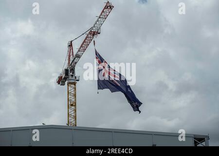 Barcelone, Espagne. 26 juillet 2023. Le drapeau d'Emirates Team New Zealand est vu dans le port de Barcelone. Les installations de la compétition de voile American Cup Barcelona commencent à être visibles dans le port de Barcelone. Certaines des bases nautiques des équipes qui participeront au sport de compétition de voile le plus important arborent déjà les drapeaux de leur pays. Certaines équipes s’entraînent même déjà dans les eaux du port de Barcelone. Crédit : SOPA Images Limited/Alamy Live News Banque D'Images