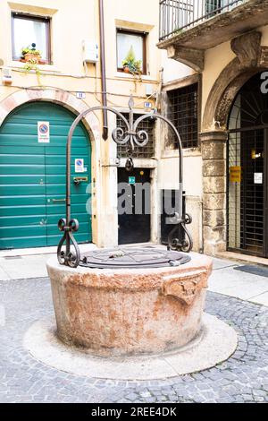 Vérone, Italie - juillet 2022 : le célèbre puits d'Amour, visite romantique au coeur de la ville Banque D'Images