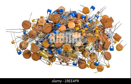 Gros plan d'une pile de différents types de condensateurs isolés sur un fond blanc. Divers composants électroniques à l'accumulation d'énergie électrique. Banque D'Images