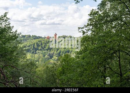 Vue depuis Paradizes kalns ou Gleznotajkalns sur la vallée de Gauja et le château de Turaida à Sigulda, Lettonie Banque D'Images