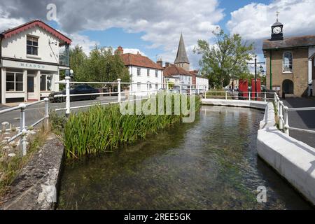 Vue le long de Stockbridge High Street avec River Test coulant à travers, Stockbridge, Test Valley, Hampshire, Angleterre, Royaume-Uni, Europe Banque D'Images