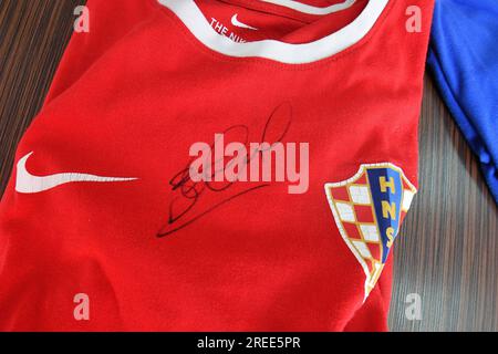 Cakovec, Croatie. 27 juillet 2023. Maillots signés par le légendaire joueur de l'équipe nationale anglaise et entraîneur du club saoudien Al-Ettifaq Steven Gerrard avant le début du match amical avec le FK Rabotnicki Skopje à Cakovec, Croatie, le 27 juillet 2023. Photo : Vjeran Zganec Rogulja/PIXSELL crédit : Pixsell/Alamy Live News Banque D'Images