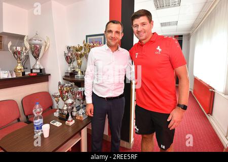Cakovec, Croatie. 27 juillet 2023. À la tête du comté de Medjimurje, Matija Posavec lors d’une rencontre avec le légendaire joueur de l’équipe nationale anglaise et entraîneur du club saoudien Al-Ettifaq Steven Gerrard avant le début du match amical avec le FK Rabotnicki Skopje à Cakovec, Croatie, le 27 juillet 2023. Photo : Vjeran Zganec Rogulja/PIXSELL crédit : Pixsell/Alamy Live News Banque D'Images