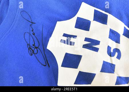 Cakovec, Croatie. 27 juillet 2023. Maillots signés par le légendaire joueur de l'équipe nationale anglaise et entraîneur du club saoudien Al-Ettifaq Steven Gerrard avant le début du match amical avec le FK Rabotnicki Skopje à Cakovec, Croatie, le 27 juillet 2023. Photo : Vjeran Zganec Rogulja/PIXSELL crédit : Pixsell/Alamy Live News Banque D'Images