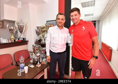 Cakovec, Croatie. 27 juillet 2023. À la tête du comté de Medjimurje, Matija Posavec lors d’une rencontre avec le légendaire joueur de l’équipe nationale anglaise et entraîneur du club saoudien Al-Ettifaq Steven Gerrard avant le début du match amical avec le FK Rabotnicki Skopje à Cakovec, Croatie, le 27 juillet 2023. Photo : Vjeran Zganec Rogulja/PIXSELL crédit : Pixsell/Alamy Live News Banque D'Images