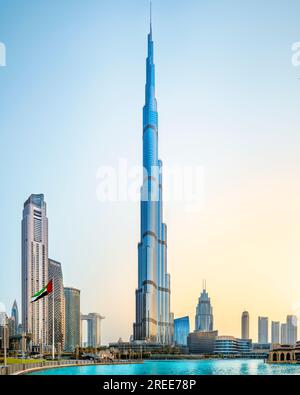 DUBAÏ, Émirats arabes Unis - 27 juin 2023 le célèbre burj khalifa au lever du soleil Banque D'Images