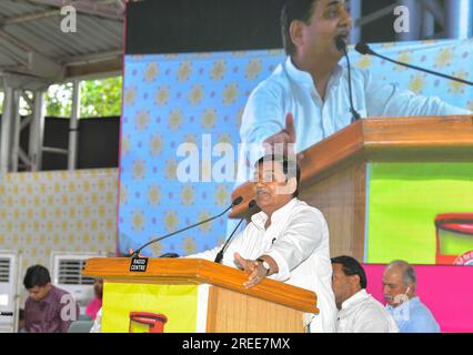 Jaipur, Inde, 27 juillet 2023 : le président du congrès de l'État du Rajasthan, Govind Singh Dotasra, prend la parole lors d'une réunion de communication avec les bénéficiaires, où le ministre en chef Ashok Gehlot a distribué RS 155,92 crore aux comptes de 36,76 bénéficiaires lakh à sa résidence de Jaipur. Crédit : Sumit Saraswat/Alamy Live News Banque D'Images