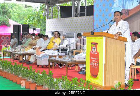 Jaipur, Inde, 27 juillet 2023 : le président du congrès de l'État du Rajasthan, Govind Singh Dotasra, prend la parole lors d'une réunion de communication avec les bénéficiaires, où le ministre en chef Ashok Gehlot a distribué RS 155,92 crore aux comptes de 36,76 bénéficiaires lakh à sa résidence de Jaipur. Crédit : Sumit Saraswat/Alamy Live News Banque D'Images