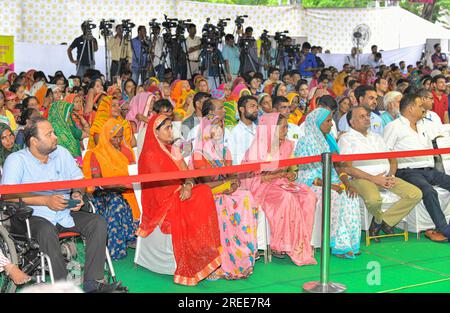 Jaipur, Inde, 27 juillet 2023 : bénéficiaires du régime Indira Gandhi Gas Cylinder Subsidy Scheme lors de la réunion de communication avec les bénéficiaires, où le ministre en chef du Rajasthan Ashok Gehlot a distribué RS 155,92 crore aux comptes de 36,76 bénéficiaires lakh à sa résidence de Jaipur. Crédit : Sumit Saraswat/Alamy Live News Banque D'Images