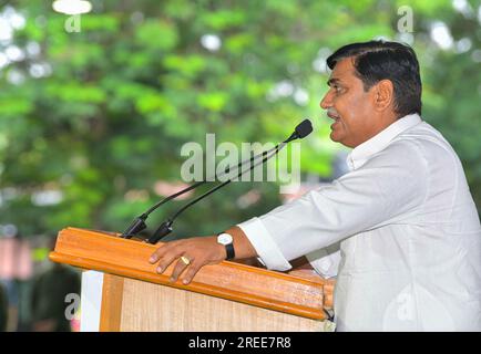 Jaipur, Inde, 27 juillet 2023 : le président du congrès de l'État du Rajasthan, Govind Singh Dotasra, prend la parole lors d'une réunion de communication avec les bénéficiaires, où le ministre en chef Ashok Gehlot a distribué RS 155,92 crore aux comptes de 36,76 bénéficiaires lakh à sa résidence de Jaipur. Crédit : Sumit Saraswat/Alamy Live News Banque D'Images