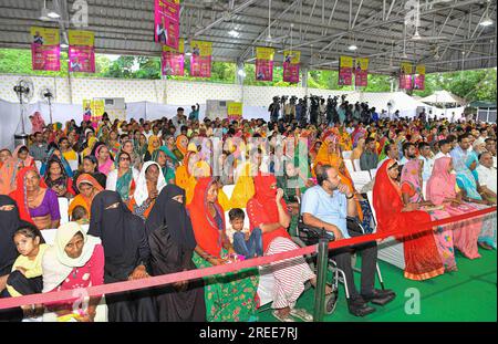 Jaipur, Inde, 27 juillet 2023 : bénéficiaires du régime Indira Gandhi Gas Cylinder Subsidy Scheme lors de la réunion de communication avec les bénéficiaires, où le ministre en chef du Rajasthan Ashok Gehlot a distribué RS 155,92 crore aux comptes de 36,76 bénéficiaires lakh à sa résidence de Jaipur. Crédit : Sumit Saraswat/Alamy Live News Banque D'Images