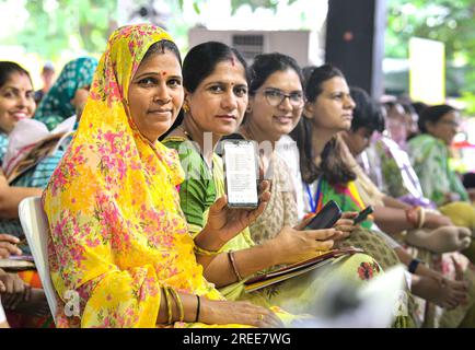 Jaipur, Inde, 27 juillet 2023 : bénéficiaires du régime Indira Gandhi Gas Cylinder Subsidy Scheme lors de la réunion de communication avec les bénéficiaires, où le ministre en chef du Rajasthan Ashok Gehlot a distribué RS 155,92 crore aux comptes de 36,76 bénéficiaires lakh à sa résidence de Jaipur. Crédit : Sumit Saraswat/Alamy Live News Banque D'Images