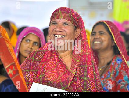 Jaipur, Inde, 27 juillet 2023 : bénéficiaires du régime Indira Gandhi Gas Cylinder Subsidy Scheme lors de la réunion de communication avec les bénéficiaires, où le ministre en chef du Rajasthan Ashok Gehlot a distribué RS 155,92 crore aux comptes de 36,76 bénéficiaires lakh à sa résidence de Jaipur. Crédit : Sumit Saraswat/Alamy Live News Banque D'Images