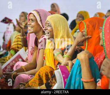 Jaipur, Inde, 27 juillet 2023 : bénéficiaires du régime Indira Gandhi Gas Cylinder Subsidy Scheme lors de la réunion de communication avec les bénéficiaires, où le ministre en chef du Rajasthan Ashok Gehlot a distribué RS 155,92 crore aux comptes de 36,76 bénéficiaires lakh à sa résidence de Jaipur. Crédit : Sumit Saraswat/Alamy Live News Banque D'Images