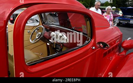 Les visiteurs d'un salon américain de voitures anciennes et personnalisées passent devant une automobile Packard personnalisée de 1937 Banque D'Images