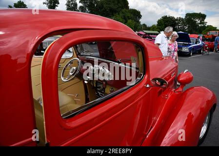 Les visiteurs d'un salon américain de voitures anciennes et personnalisées passent devant une automobile Packard personnalisée de 1937 Banque D'Images